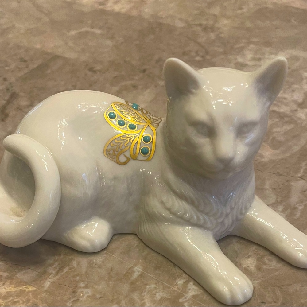 Lenox Jewel sitting cat